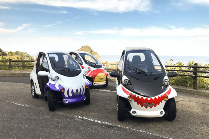 島根県岩美町の山陰海岸ジオパークエリアで、観光地を巡る超小型電気自動車「ジオコムス」