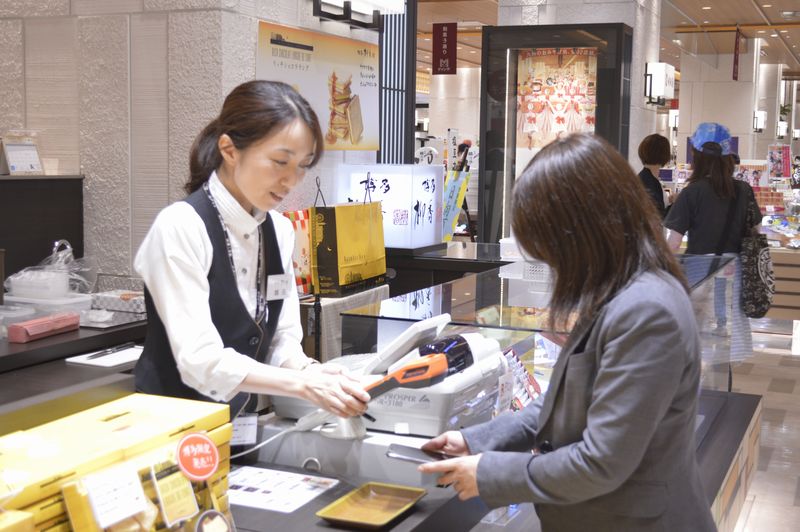 お土産品のショッピングモール｢マイング 博多柳香」での決済の様子。スピーディな決済が可能となった。