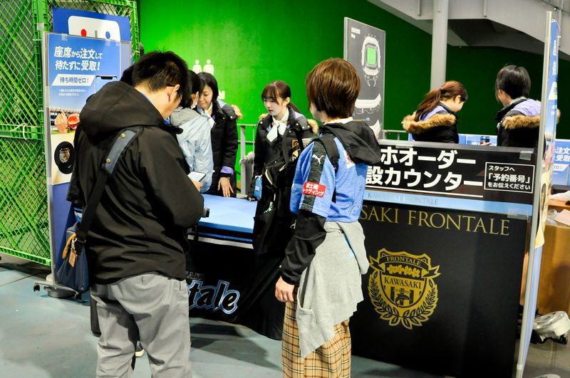 川崎フロンターレのホームゲームで設置された｢ダイニー｣の特設カウンター。席からオーダーすると行列なくフードやドリンクが受け取れると大好評