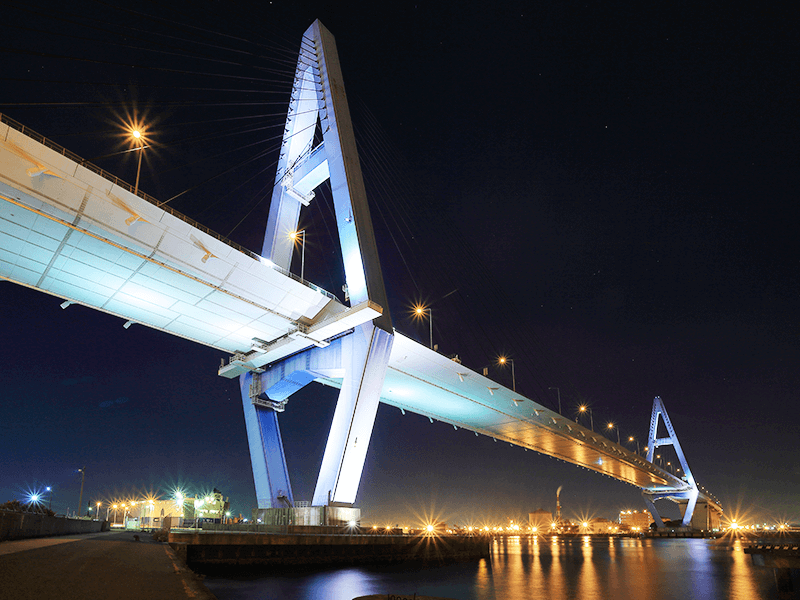 架設事例の一つ、名港大橋。夜はライトアップされ、夜景スポットとなっている