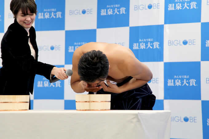 真剣な表情で「きき湯」をする原田さん