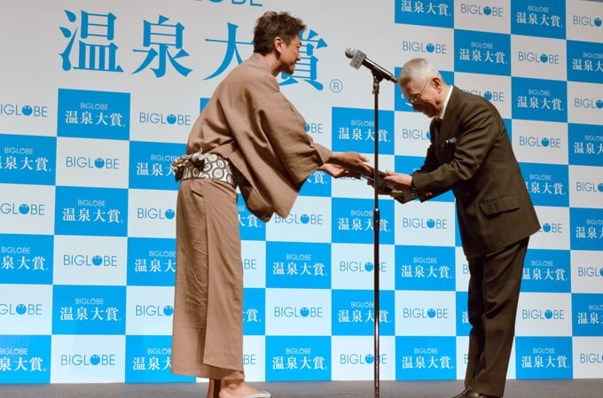 原田さんから表彰状・楯の授与