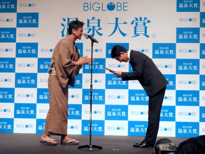 原田さんから表彰状・楯の授与