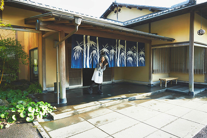 竹林亭の名前にちなんだ竹柄ののれんがお出迎え