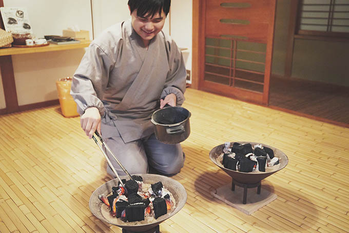 休憩処で、炭をくべていたこちらも笑顔が素敵な男性