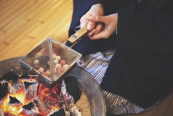 休憩処で、あられ作りを体験。楽しいのはもちろん、炭の暖かさと優しい赤色にほっこり。