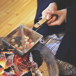 休憩処で、あられ作りを体験。楽しいのはもちろん、炭の暖かさと優しい赤色にほっこり。