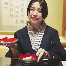 夕食の一幕。「私、海老しんじょう大好きなのー！！」