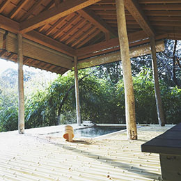 昼間の客室露天風呂。鳥の声と美味しい空気を堪能しながら、存分にお湯を楽しみます。
