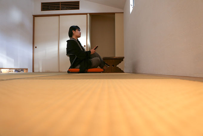 お部屋には和骨董を中心に李朝や明朝家具が配置されている