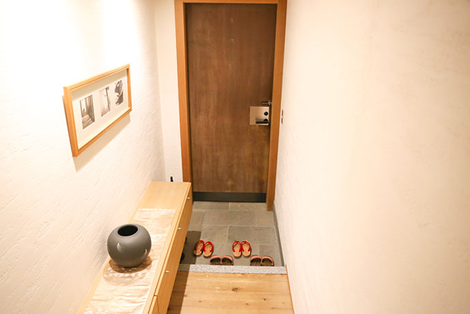 お部屋には和骨董を中心に李朝や明朝家具が配置されている