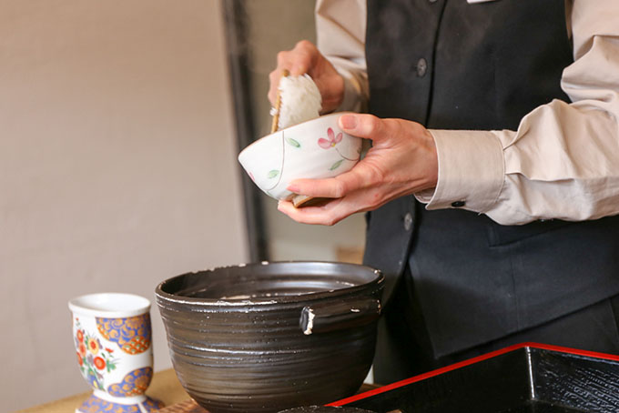 部屋ごとにお釜で炊いてくれる