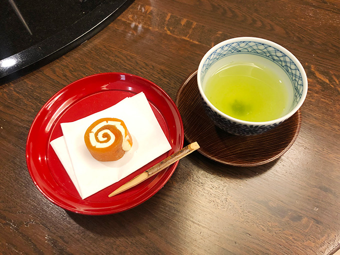 チェックイン時に霧島茶とお茶菓子をいただきました