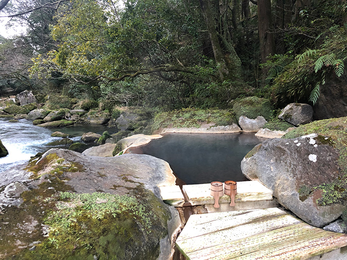 川べりに造られた開放的な露天風呂