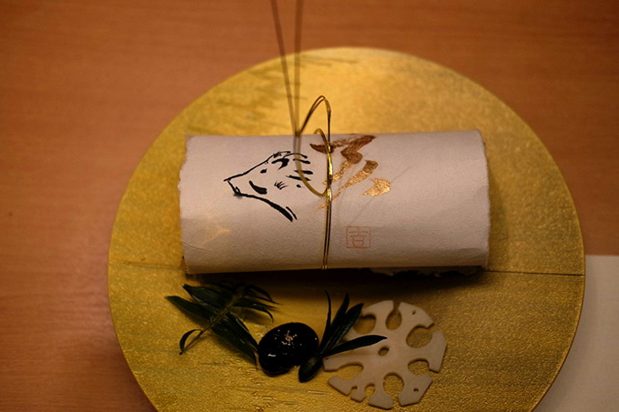 料理長がイノシシを1枚1枚描いているらしいです