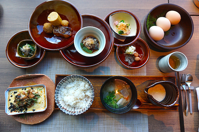 富士五湖をイメージしたお皿に施された朝食