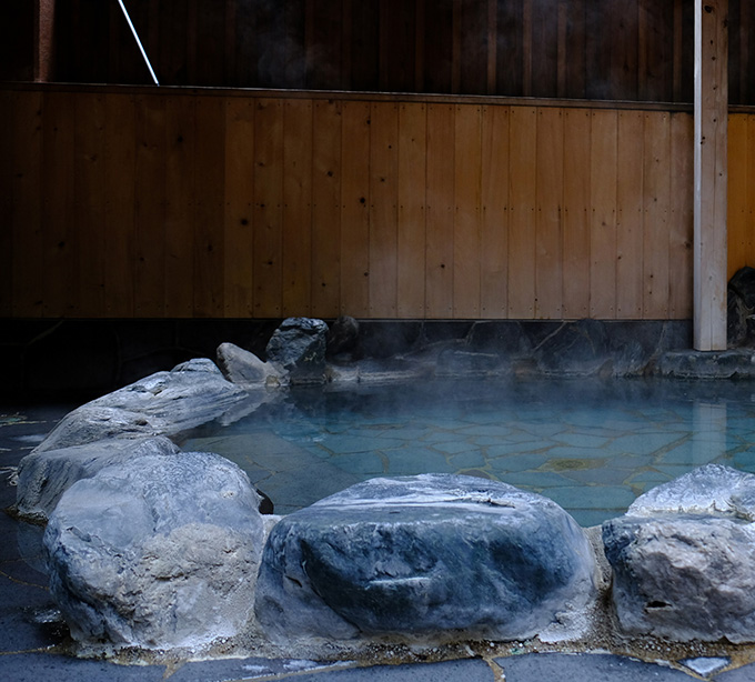 洞窟の湯は宿の露天風呂に使われています