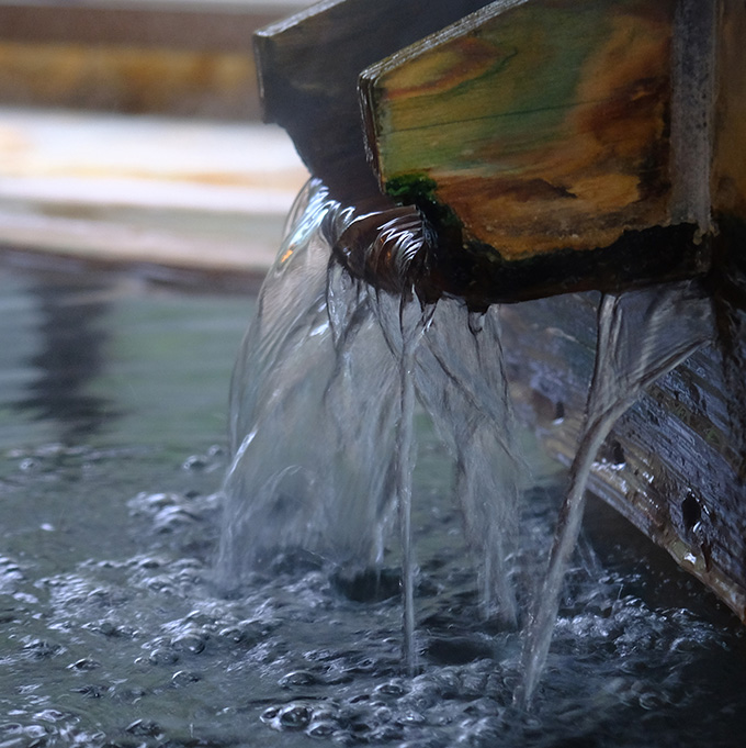 洞窟の湯は宿の露天風呂に使われています