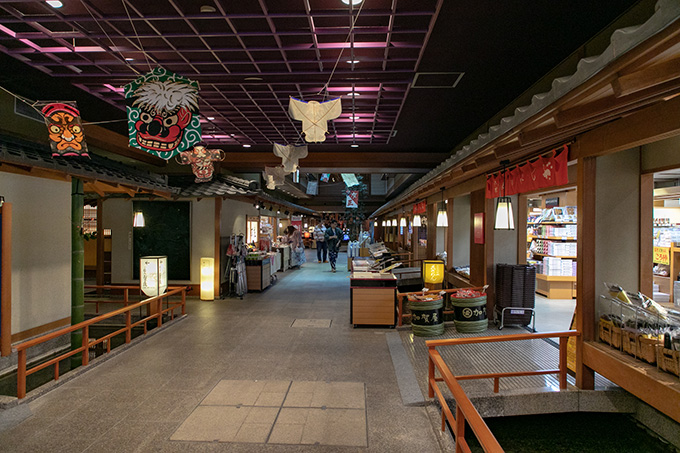 お土産ショップが並ぶ「錦大路」
