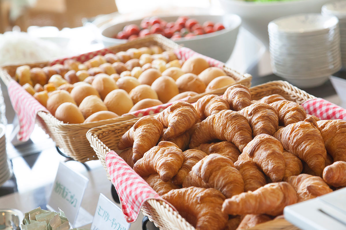朝食　焼きたてパン