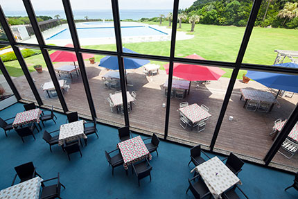 ワーケーション　樹陰屋外テラス