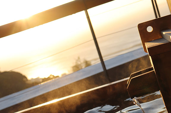 美しい夕日や満天の星空を眺める絶景露天風呂