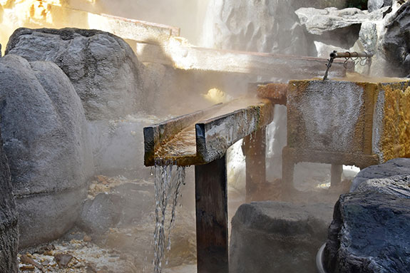 100度の源泉で湯けむり立ち上る温泉地