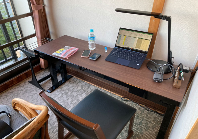 部屋には机と椅子、便利なOAタップも完備