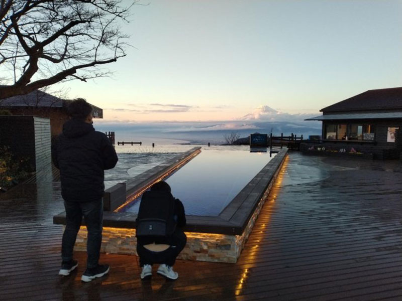 碧テラスの水盤、条件が整えば逆さ富士が映る