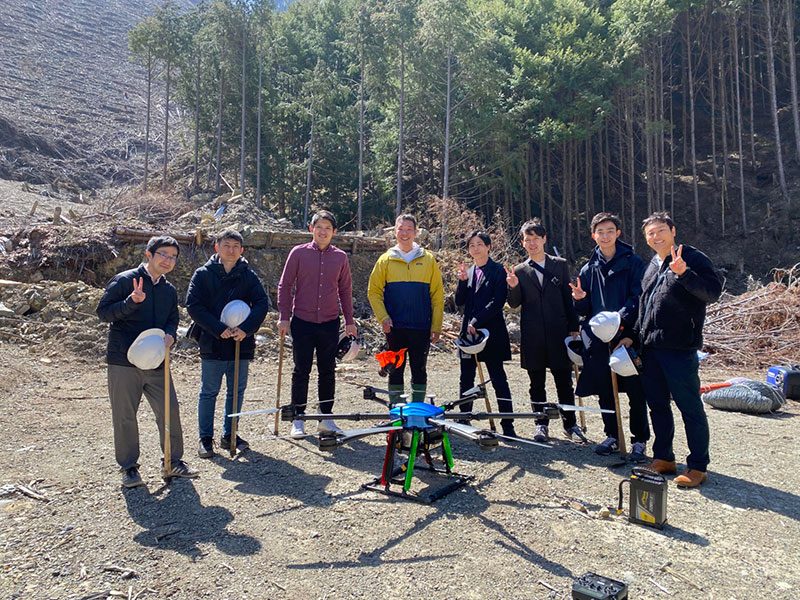 苗木を運搬する大型ドローンはこの大きさ