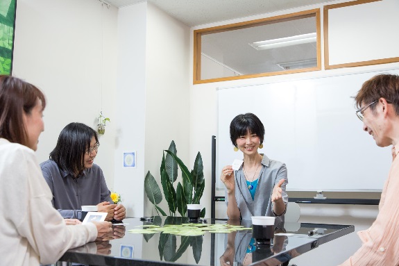 心理的安全性を高めチームメンバーの良さが見える研修イメージ