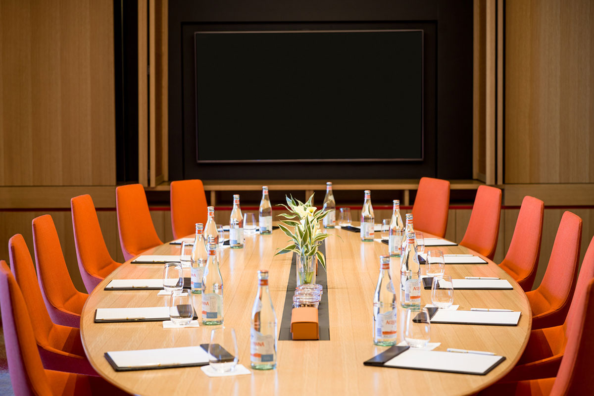 ボードルーム　会議用のテーブルが備え付けてあり、ミーティングにおすすめ。モニター付き。