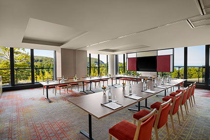 エメラルド　マウンテンビューが望める宴会場。スクールやシアターなど様々なレイアウトが可能。