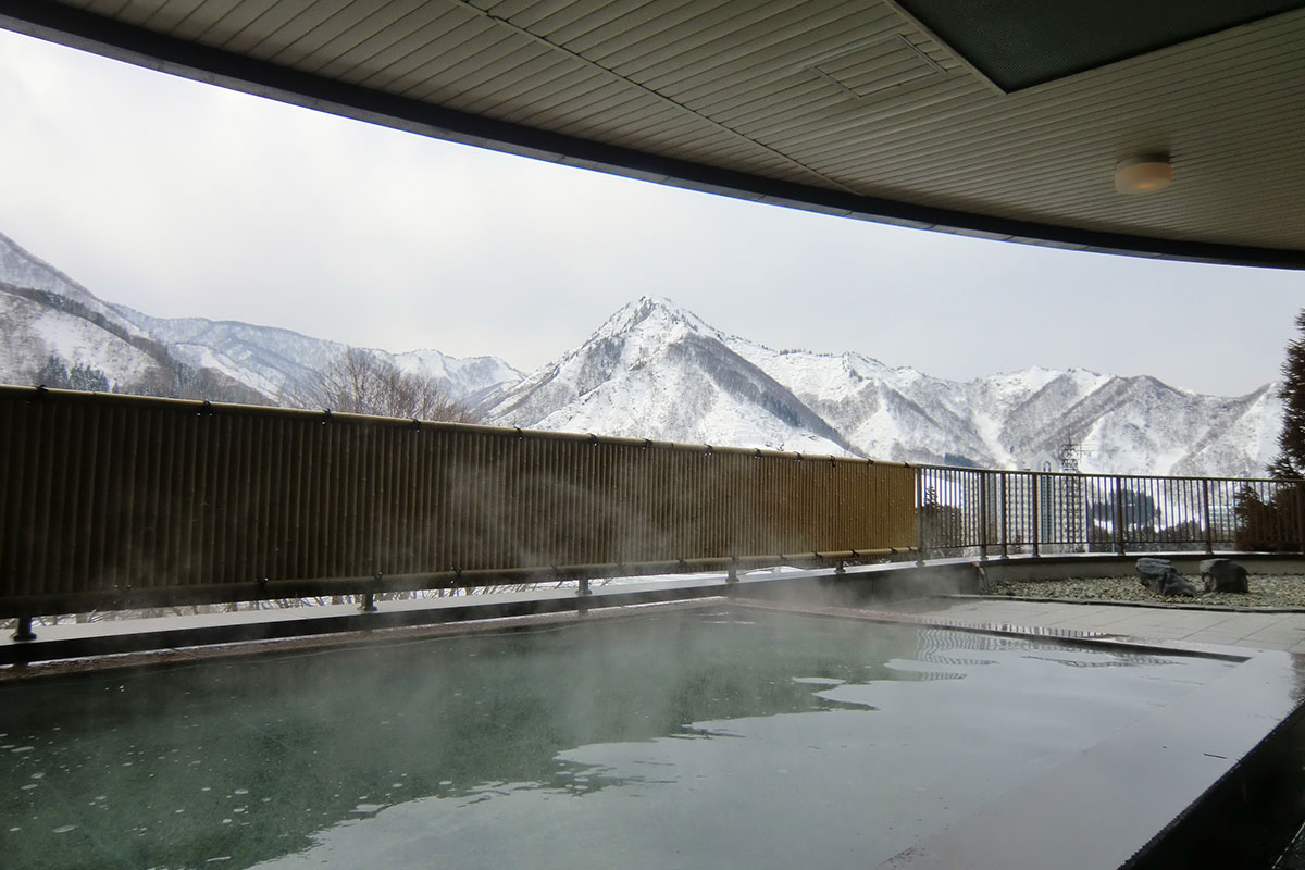 山々に囲まれた眺望の良いアネックスの露天風呂