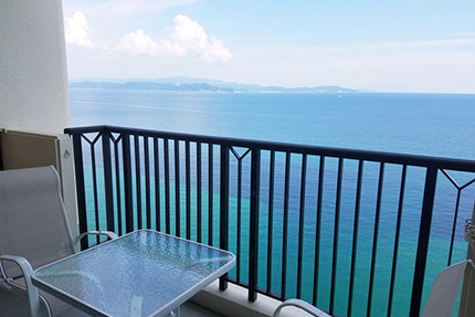 客室バルコニーとデッキチェア