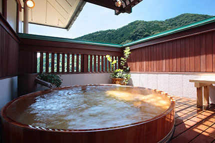 ひのき樽の露天風呂