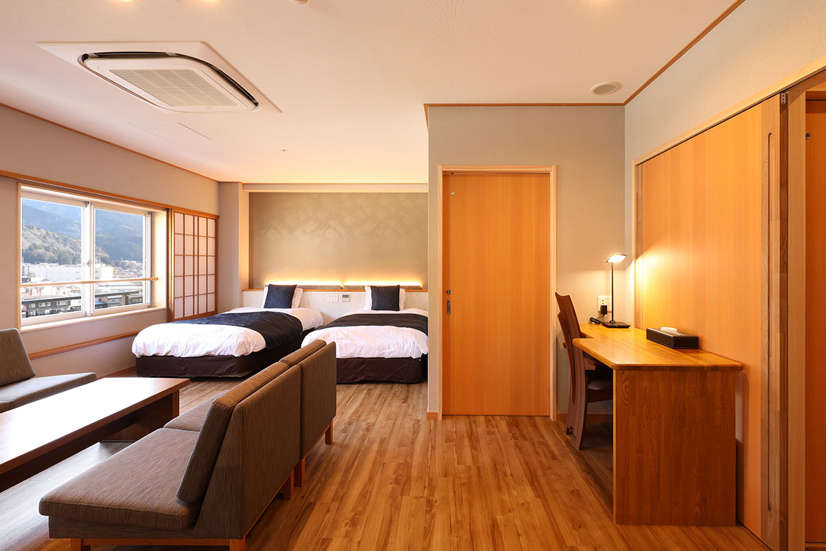 飛泉閣8階特別室(和洋室)デスク