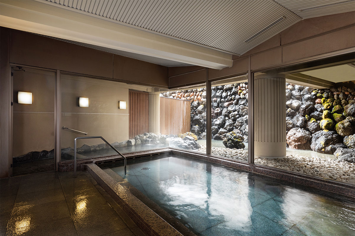 温泉大浴場・露天風呂「小瀬温泉」。女性にうれしい効能がたっぷりの泉質が特徴で美肌の湯とも呼ばれています。