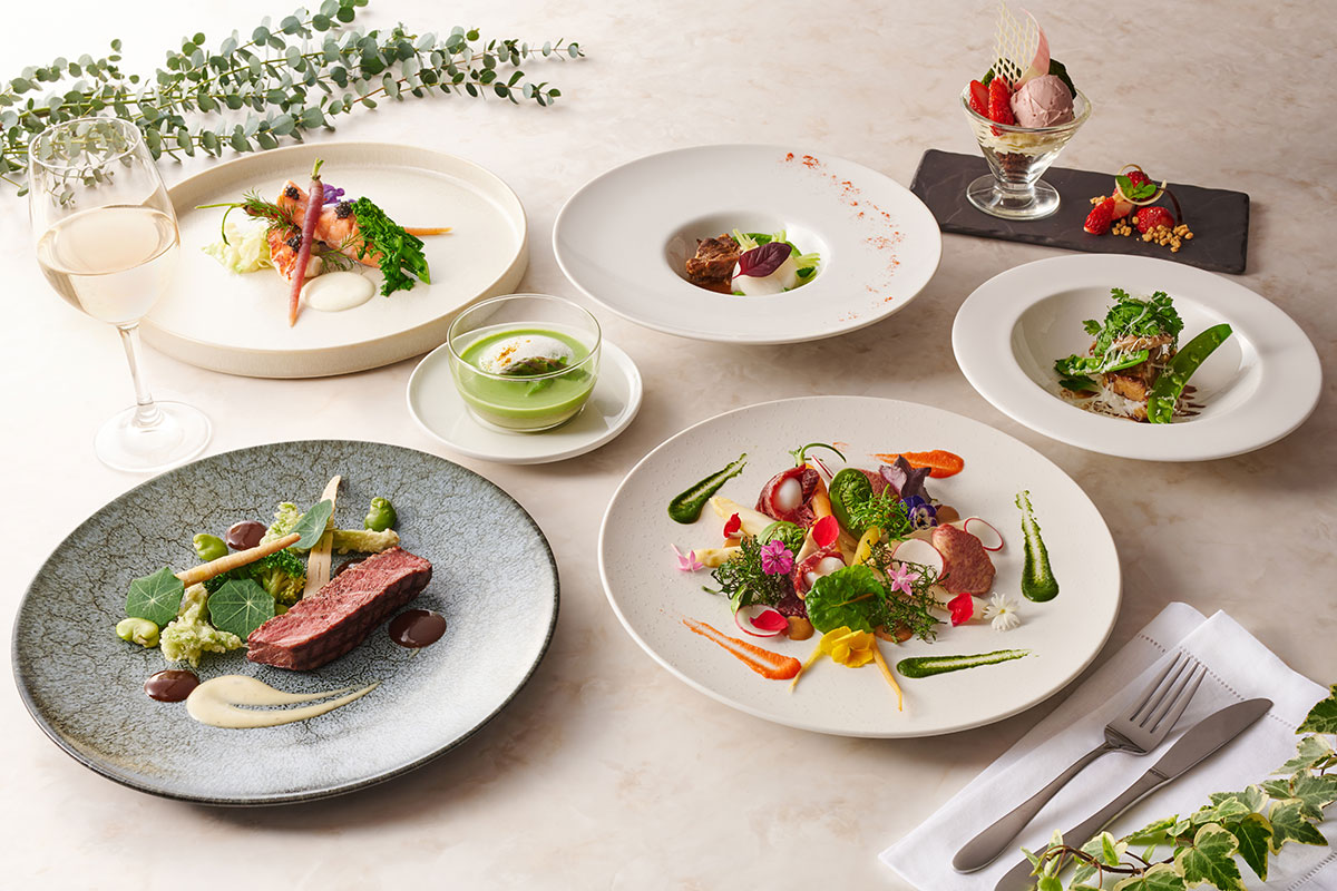 熟成肉をはじめとしたジューシーなグリル料理や、地元・信州の契約農家から届く新鮮な野菜を使用した軽井沢ならではのお料理で、リゾート感溢れるダイニング体験をご提供いたします。