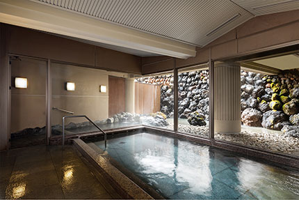 温泉大浴場・露天風呂「小瀬温泉」。女性にうれしい効能がたっぷりの泉質が特徴で美肌の湯とも呼ばれています。