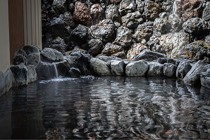 温泉大浴場・露天風呂「小瀬温泉」。女性にうれしい効能がたっぷりの泉質が特徴で美肌の湯とも呼ばれています。