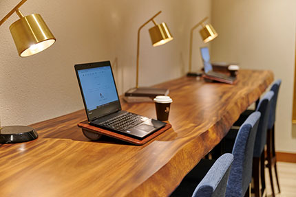 外光が差し込む開放的な空間にカウンター席やソファ席などが配置されたワーキング専用のラウンジ。ご宿泊のお客様のみご利用いただけます。