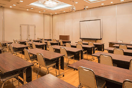 160名収容可能な会議室