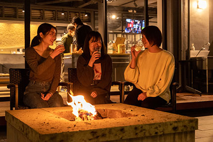 焚き火バーで乾杯