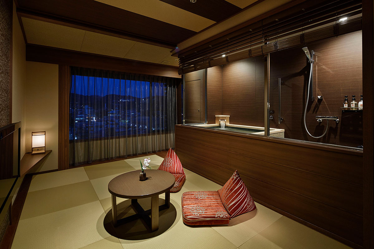 自家源泉をお好きな時間に堪能いただける和室とツインルームがある和洋室です。