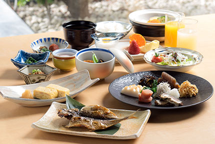 地元名産品や季節の食材を使った和惣菜のブッフェ。