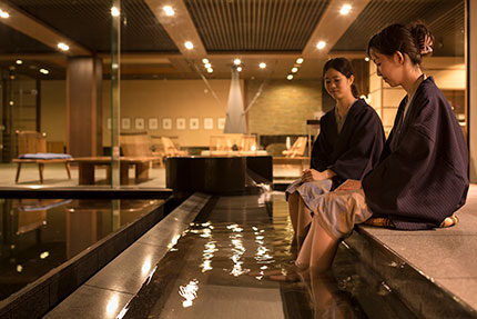 中庭を眺めながら、由緒あるいで湯「健身湯」を楽しめる足湯テラス。