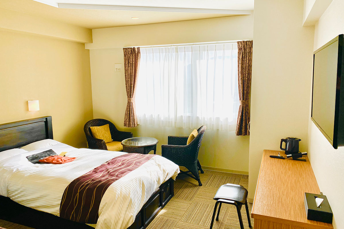25㎡の広々とした客室・デスクあり